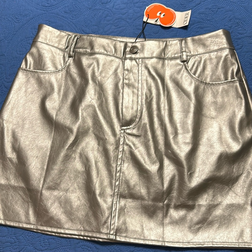 NWT Cider Silver Mini Skirt. Size XL.